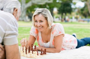 woman-playing-chess-with-husband